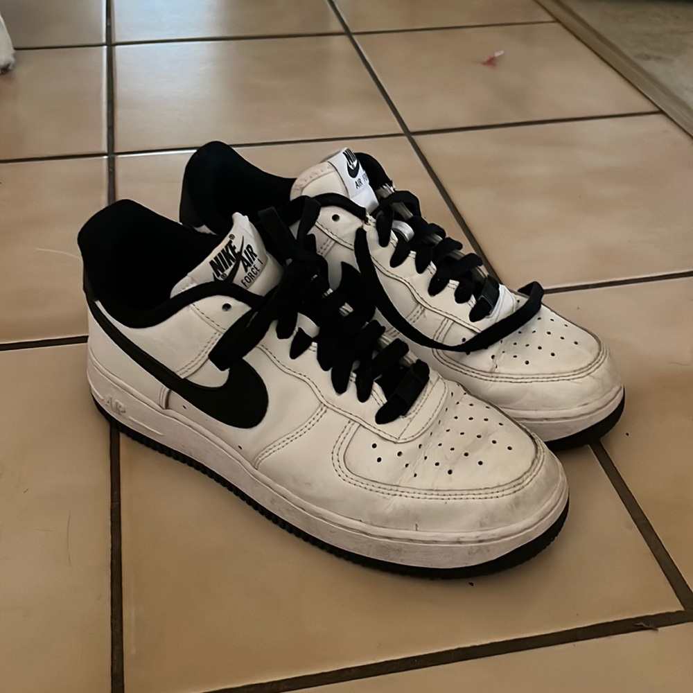 Nike air forces black and white